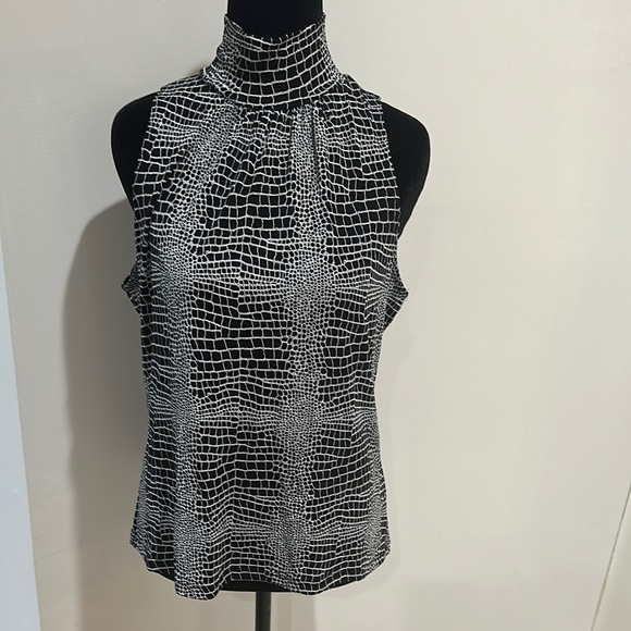 Chic High-Neck Black and White Blouse - Picture 1 of 4